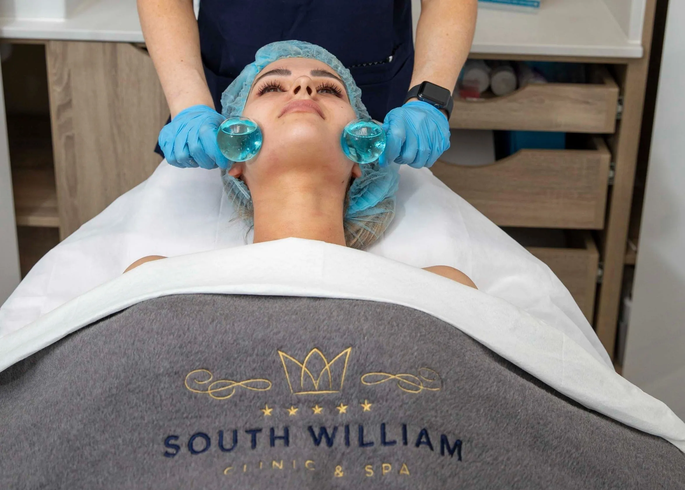 iS Clinical Fire & Ice Luxury Facial with LED Light Therapy 50-Mins course of 3 (save €91)